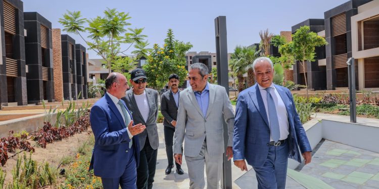 بحضور خالد عباس.. الاحتفال بتسليم مشروع سكني بالعاصمة وتشغيل كافة الخدمات