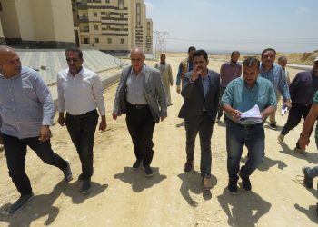مسئولو ” الإسكان ” يتابعون موقف تنفيذ مشروعات المرافق والإسكان بالعبور الجديدة
