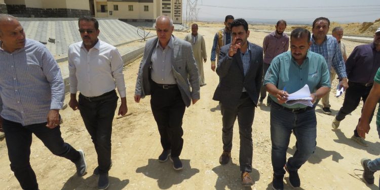 مسئولو ” الإسكان ” يتابعون موقف تنفيذ مشروعات المرافق والإسكان بالعبور الجديدة