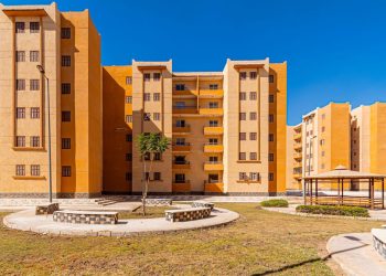 وزير الإسكان يتابع سير العمل بالمشروعات السكنية والتنموية.. وموقف الخدمات المقدمة للسكان بمدينة أسيوط الجديدة