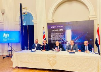 مسئولو “الإسكان” يبحثون مع القائم بأعمال السفير البريطاني بالقاهرة والشركات البريطانية سبل الشراكة والاستثمار في المجال العقاري 