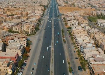 وزير الإسكان يتابع موقف مشروعات الطرق والمحاور الجاري تنفيذها بمدينة القاهرة الجديدة