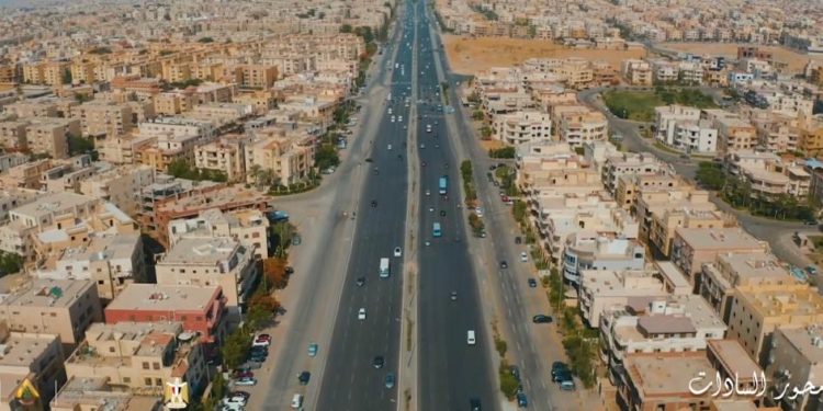 وزير الإسكان يتابع موقف مشروعات الطرق والمحاور الجاري تنفيذها بمدينة القاهرة الجديدة