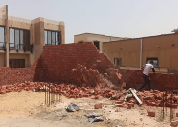 استرداد قطعتي أرض لمخالفة شروط التخصيص وتنفيذ 5 قرارات إزالة لمبانٍ مخالفة بالشروق