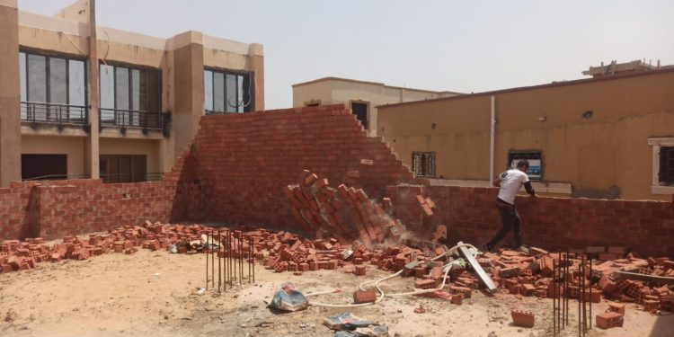 استرداد قطعتي أرض لمخالفة شروط التخصيص وتنفيذ 5 قرارات إزالة لمبانٍ مخالفة بالشروق