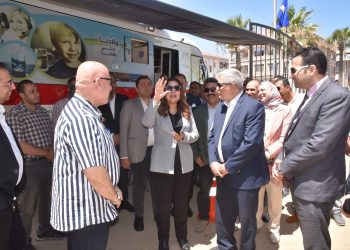 محافظ دمياط ورئيس القابضة للمياه يتفقدان مركز خدمة عملاء رأس البر .. يخدم 26 ألف مشترك 