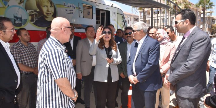 محافظ دمياط ورئيس القابضة للمياه يتفقدان مركز خدمة عملاء رأس البر .. يخدم 26 ألف مشترك