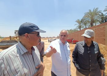 مساعد نائب رئيس هيئة المجتمعات العمرانية يتفقد أعمال تنفيذ خط المياه المغذي لمنطقة الرابية بمدينة الشروق