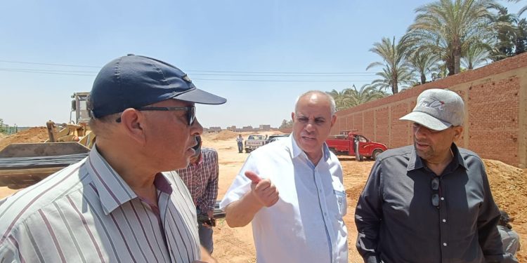 مساعد نائب رئيس هيئة المجتمعات العمرانية يتفقد أعمال تنفيذ خط المياه المغذي لمنطقة الرابية بمدينة الشروق
