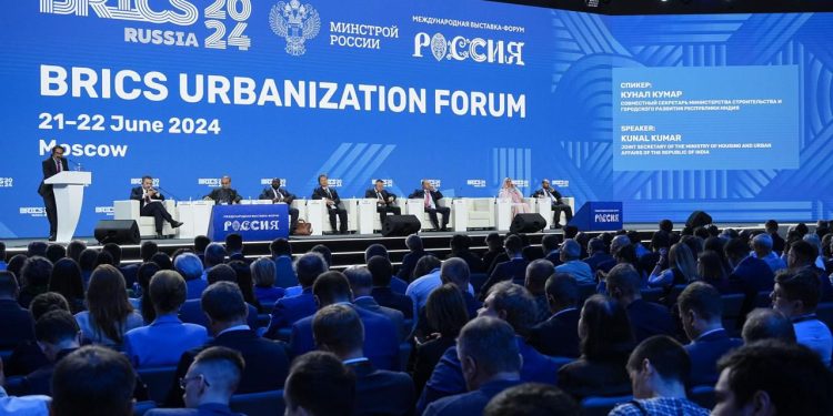 مساعد وزير الإسكان يشارك في الجلسة الافتتاحية للمنتدي العمراني لدول البريكس بدعوة من الحكومة الروسية