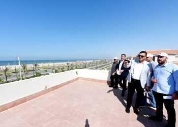 وزير الإسكان يتفقد المشروعات السكنية ومحطة تحلية مياه البحر والمرحلة الأولى للكورنيش بالمنصورة الجديدة