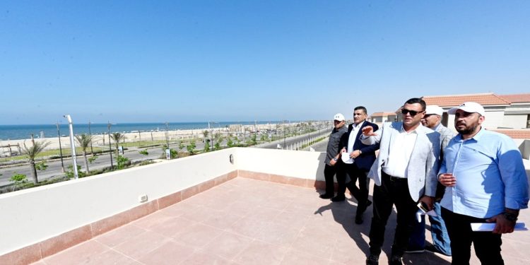 وزير الإسكان يتفقد المشروعات السكنية ومحطة تحلية مياه البحر والمرحلة الأولى للكورنيش بالمنصورة الجديدة