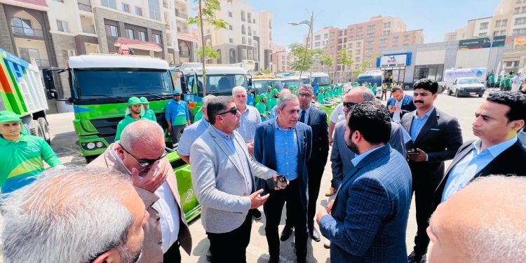 رئيسا “شركة وجهاز العاصمة الإدارية” يشهدان اصطفاف معدات وعناصر  شركات النظافة والصيانة المسند لها الأعمال  بالحي السكني الثالث