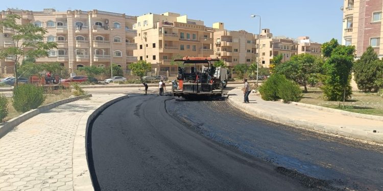 رئيس جهاز الشروق يُتابع أعمال رصف الطرق الداخلية بالمدينة.. ويقود حملة لرفع الإشغالات