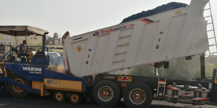 الإسكان: تكثيف أعمال الطرق والمرافق بالمناطق الصناعية بالعاشر من رمضان وبني سويف الجديدة و15 مايو