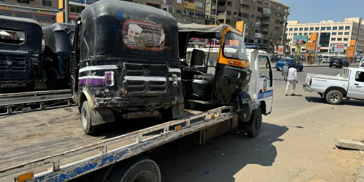 حملات لرفع الإشغالات وضبط مركبات “التوك التوك” المخالفة بالتعاون مع الشرطة بمدن 6 أكتوبر والعاشر وبدر