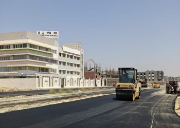 وزير الإسكان يتابع أعمال تنفيذ وتطوير الطرق والمحاور بمدن القاهرة الجديدة والعاشر والشروق وسوهاج الجديدة والعبور