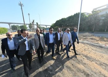 تنفيذ أعمال الصيانة القياسية لمحاور الطرق بالقاهرة الجديدة.. والاهتمام بأعمال تخطيط الطرق والزراعة والنظافة والرفع الفورى لأى مخلفات على جانبى الطرق