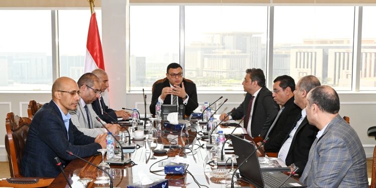 وزير الإسكان يتابع موقف مشروعات الشراكة مع المطورين بـ”القاهرة الجديدة”.. 1.1 تريليون قيمة مشروعات الشراكة