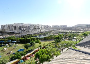 وزير الإسكان يبدأ أولى جولاته بمشروعات الشراكة بين “المجتمعات العمرانية” و”المطورين العقاريين”