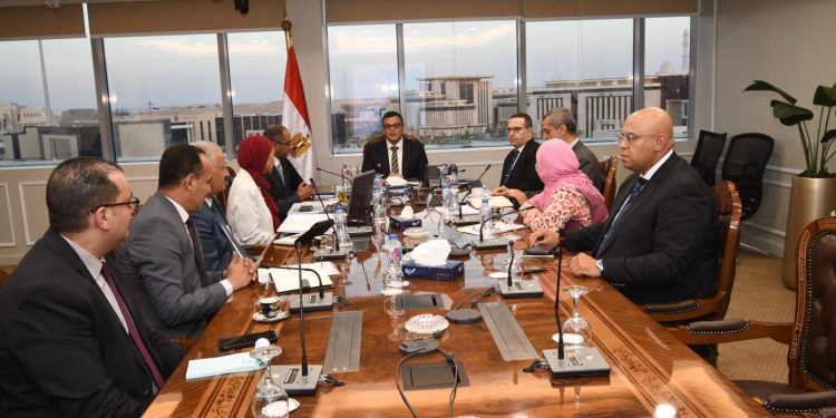 وزير الإسكان يستعرض جهود الهيئة العامة للتخطيط العمراني فى إعداد مخططات وبرامج التنمية على مستوى الجمهورية