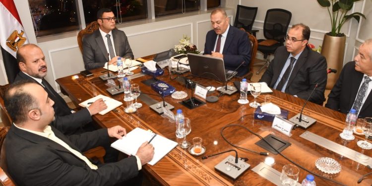 وزير الإسكان يستعرض مقترحات تطوير وتعظيم دور جهاز التفتيش الفني على أعمال البناء