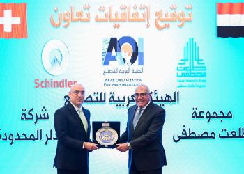 وزير الإسكان يتسلم درع الهيئة العربية للتصنيع لجهوده في دعم الاعتماد على المنتج المحلي