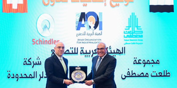 وزير الإسكان يتسلم درع الهيئة العربية للتصنيع لجهوده في دعم الاعتماد على المنتج المحلي