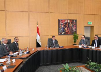 وزير الإسكان يتابع سير العمل بهيئة المجتمعات العمرانية.. ضغط معدلات تنفيذ وحدات “سكن لكل المصريين” لتسليمها