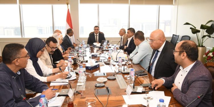 وزير الإسكان يتابع تنفيذ الحلول العاجلة للتغلب على مشاكل ضعف وانقطاع المياه بمدن “زايد – أكتوبر – أكتوبر الجديدة – حدائق أكتوبر”
