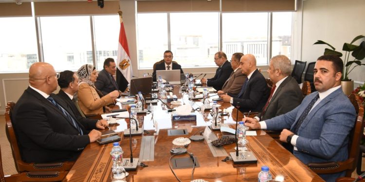 وزير الإسكان يستعرض مقترحات تعظيم دور الهيئة العامة للتنمية السياحية.. وتحقيق أعلى معدلات الاستثمار السياحى