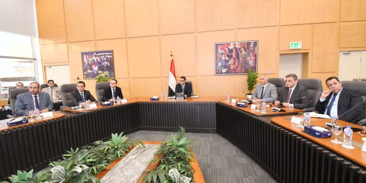 وزير الإسكان يستعرض الخطط التسويقية والحملات الترويجية للوحدات السكنية بمشروعات المدن الجديدة