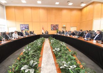 وزير الإسكان يلتقى مجلس إدارة غرفة صناعة التطوير العقارى لبحث سبل تعزيز التعاون