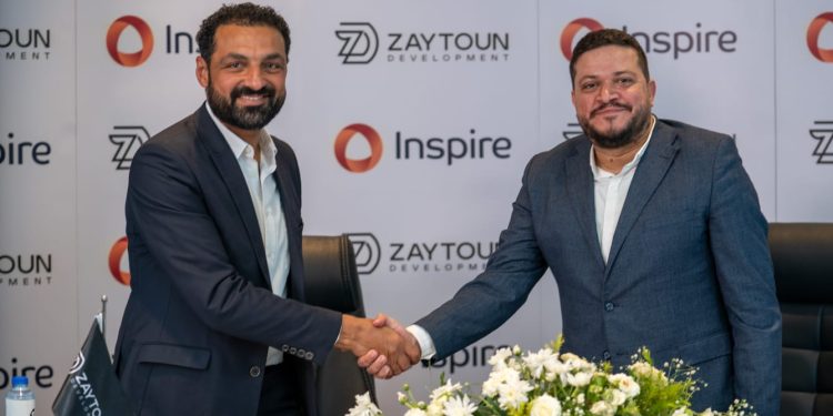 جانب من التوقيع