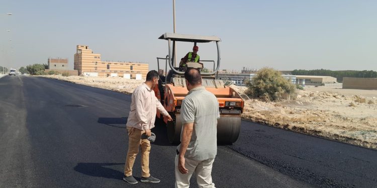 تطوير الطرق بمنطقة الصناعات المتوسطة وترفيق الأراضي السكنية ببني سويف الجديدة