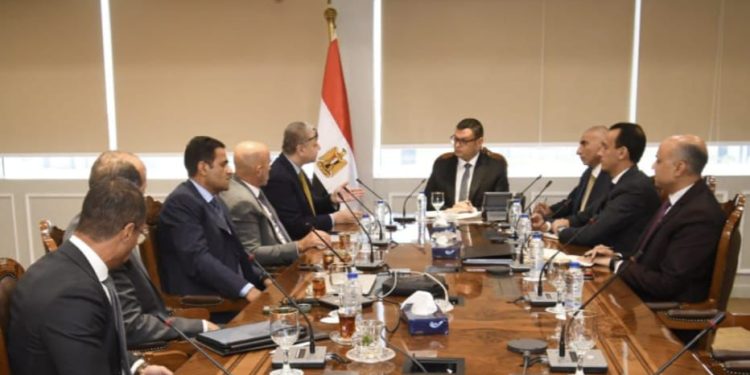 وزير الإسكان يتابع الموقف التنفيذى لمشروع أبراج الداون تاون وبحيرات العلمين “كريستال لاجون” بمدينة العلمين الجديدة