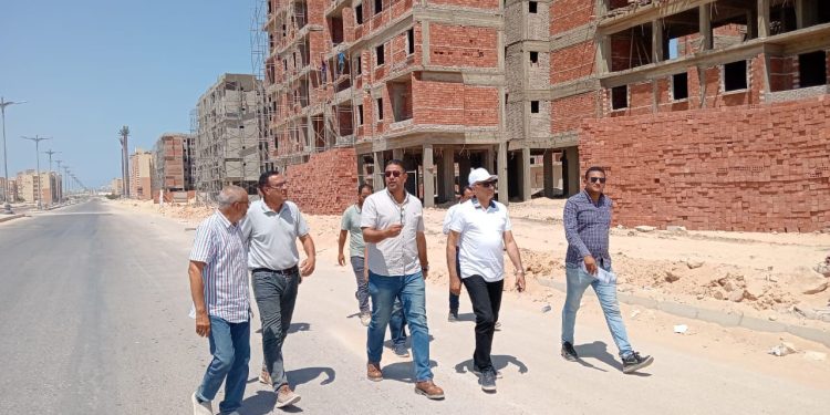 نائب رئيس “المجتمعات العمرانية” يتفقد سير العمل بوحدات “سكن لكل المصريين” بـ”العلمين الجديدة”