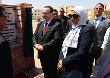 نائب وزير الإسكان  يضع حجر الأساس لإنشاء قاعة مؤتمرات وأرض معارض ومول تجاري بمدينة الشيخ زايد