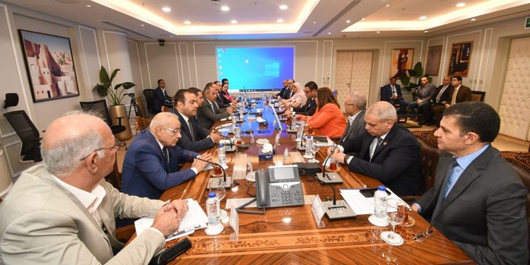 وزير الإسكان ومحافظ بورسعيد يبحثان مقترحات تنفيذ مشروعات سكنية لأهالي المحافظة.. 32 ألف شقة متاحة بسكن كل المصريين