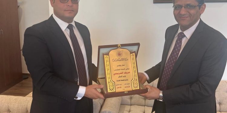 وزير الإسكان يستقبل نقيب الصحفيين.. تفاصيل