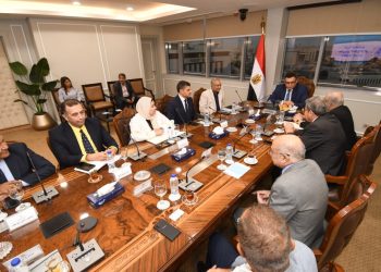 وزير الإسكان يلتقى مسئولى الاتحاد المصرى لمقاولي التشييد والبناء لبحث التحديات التى تواجه شركات المقاولات