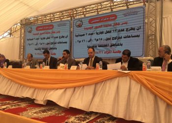 تسليم إخطارات تخصيص أراضي تقنين الأوضاع بمنطقة الأمل وبيع محال تجارية بالعبور الجديدة