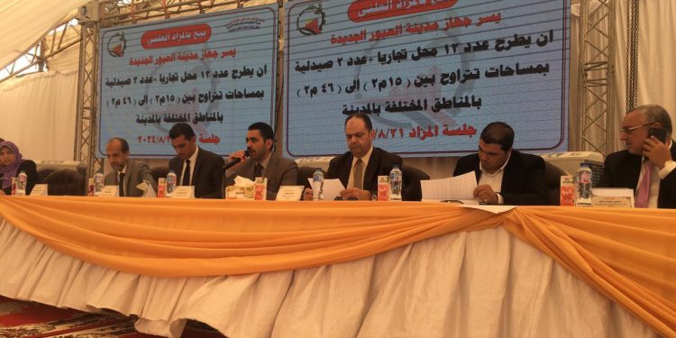 تسليم إخطارات تخصيص أراضي تقنين الأوضاع بمنطقة الأمل وبيع محال تجارية بالعبور الجديدة