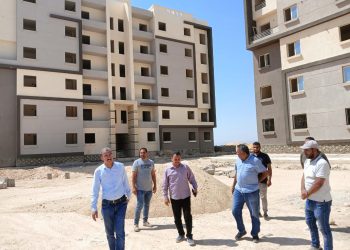 رئيس جهاز مدينة غرب قنا يتفقد مشروعات المرافق للمرحلة الأولى وعمارات سكن مصر