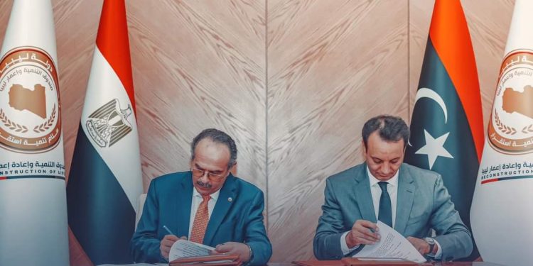 توقيع عقود مشروعات جديدة للمقاولون العرب فى ليبيا.. بينها طريق للربط بمصر بطول 390 كم