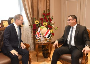 وزير الإسكان يستقبل السفير البريطانى بالقاهرة لبحث سبل تعزيز التعاون المشترك بين البلدين