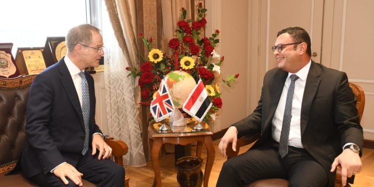 وزير الإسكان يستقبل السفير البريطانى بالقاهرة لبحث سبل تعزيز التعاون المشترك بين البلدين