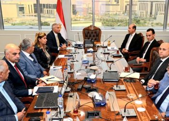 اجتماع لمتابعة معدلات تنفيذ حديقة تلال الفسطاط