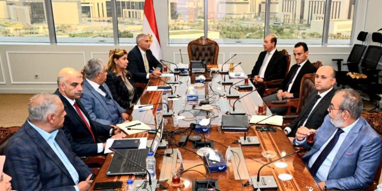 اجتماع لمتابعة معدلات تنفيذ حديقة تلال الفسطاط