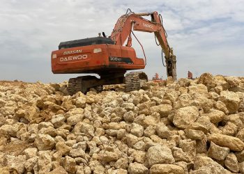 وزير الإسكان يتابع سير العمل بمشروعات الطرق والمرافق بمناطق التوسعات بعدة مدن جديدة